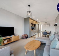 STYLISH CAMPERDOWN APARTMENT and PARKING INC - Airlie Beach Holiday