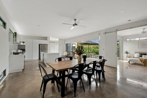 Sundays Beach House - Airlie Beach Holiday 1