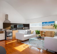 Sunlit Two-Bedroom Unit With Sprawling BBQ Deck - Airlie Beach Holiday