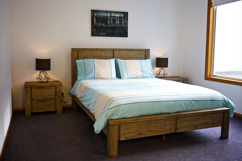 Penguin Beachfront Apartments - Airlie Beach Holiday 10