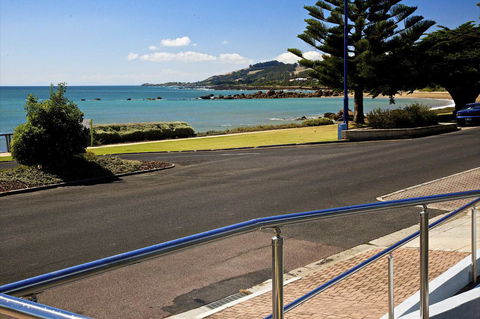 Penguin Beachfront Apartments - Airlie Beach Holiday 2