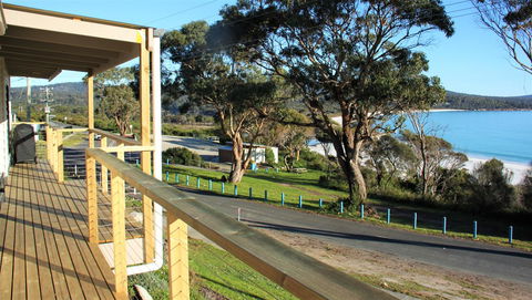 KINGFISHER COTTAGE Beachfront At The Binalong Bay - Airlie Beach Holiday 8