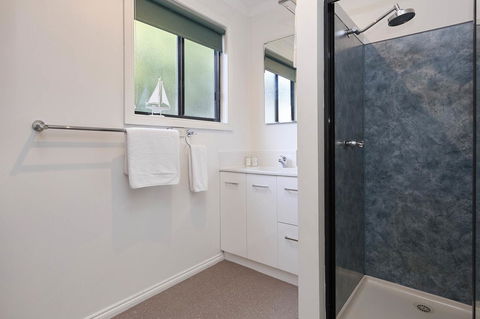 KINGFISHER COTTAGE Beachfront At The Binalong Bay - Airlie Beach Holiday 2