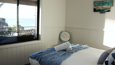 KINGFISHER COTTAGE Beachfront At The Binalong Bay - Airlie Beach Holiday 11