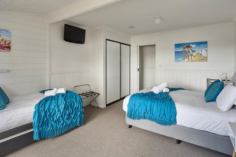 KINGFISHER COTTAGE Beachfront At The Binalong Bay - Airlie Beach Holiday 3