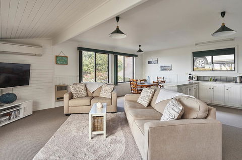 KINGFISHER COTTAGE Beachfront At The Binalong Bay - Airlie Beach Holiday 4