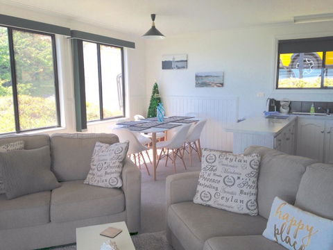 KINGFISHER COTTAGE Beachfront At The Binalong Bay - Airlie Beach Holiday 24