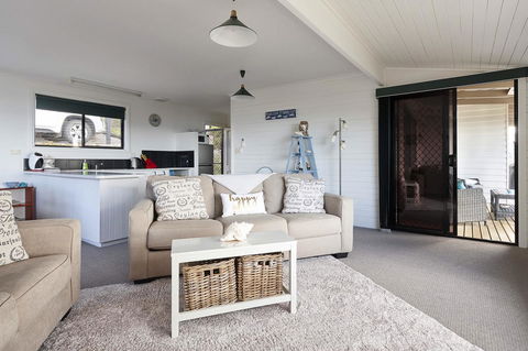 KINGFISHER COTTAGE Beachfront At The Binalong Bay - Airlie Beach Holiday 22