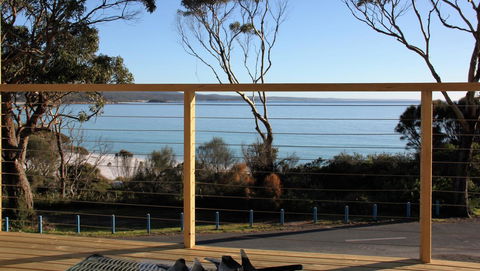 KINGFISHER COTTAGE Beachfront At The Binalong Bay - Airlie Beach Holiday 6
