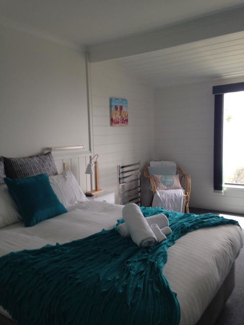 KINGFISHER COTTAGE Beachfront At The Binalong Bay - Airlie Beach Holiday 23