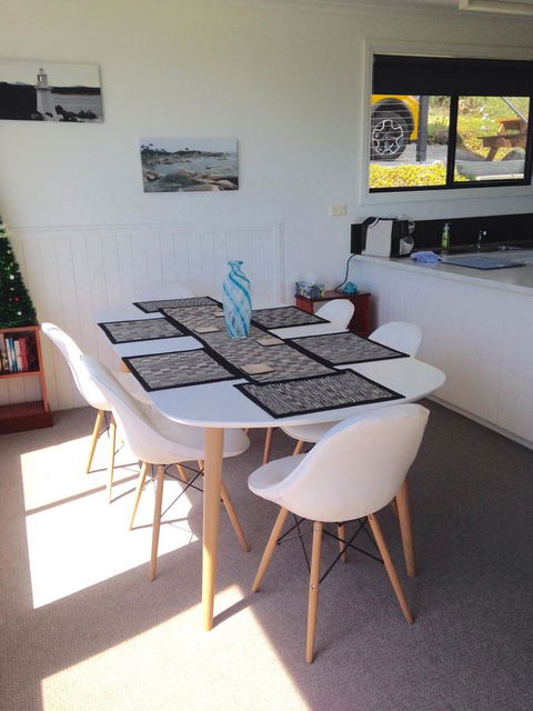 KINGFISHER COTTAGE Beachfront At The Binalong Bay - Airlie Beach Holiday 14