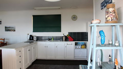 KINGFISHER COTTAGE Beachfront At The Binalong Bay - Airlie Beach Holiday 20