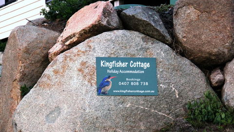 KINGFISHER COTTAGE Beachfront At The Binalong Bay - Airlie Beach Holiday 15