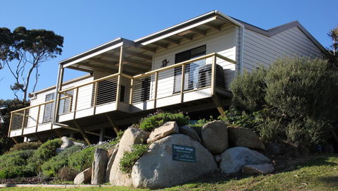 KINGFISHER COTTAGE Beachfront At The Binalong Bay - Airlie Beach Holiday 0