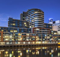 Waterfront Melbourne Apartments - Airlie Beach Holiday