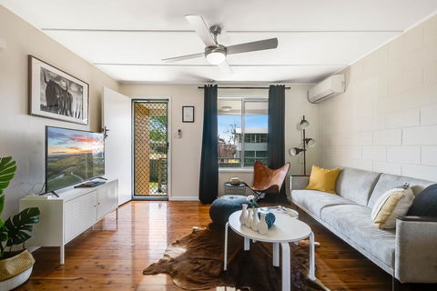 The Cowhide Cabin - Comfy, Family Friendly Stays In Toowoomba - Airlie Beach Holiday 1