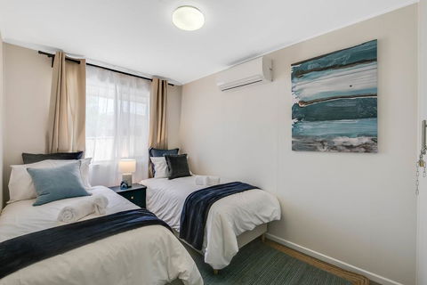 The Cowhide Cabin - Comfy, Family Friendly Stays In Toowoomba - Airlie Beach Holiday 3
