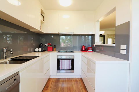 The Ivy - Long Stay Rates, Parking, Balcony - Airlie Beach Holiday 3