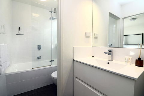 The Ivy - Long Stay Rates, Parking, Balcony - Airlie Beach Holiday 2