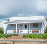The Rested Guest 3 Bedroom Cottage West Wyalong - Airlie Beach Holiday