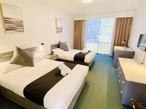 The Select Inn Penrith - Airlie Beach Holiday 1