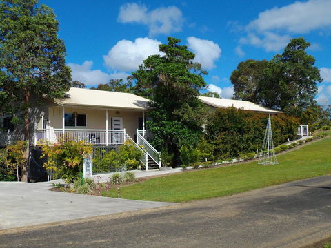 Tinaroo Sunset Retreat - Airlie Beach Holiday 0