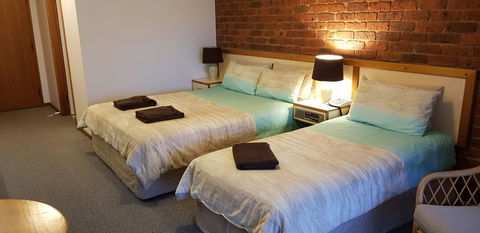 Tooleybuc Club Motor Inn - Airlie Beach Holiday 1