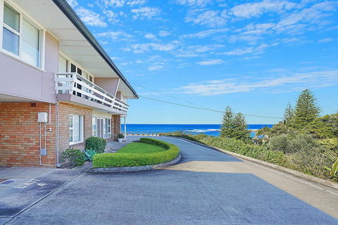 Toowoon Bay Beachside Unit, Unit 4 - Airlie Beach Holiday 0