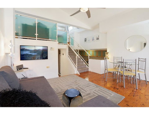 Top Floor Apartment Steps To Darling Harbour & ICC - Airlie Beach Holiday 0