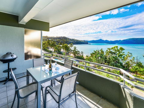 Top Floor Hibiscus Apartment 208 - Airlie Beach Holiday 0