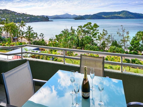 Top Floor Hibiscus Apartment 208 - Airlie Beach Holiday 1