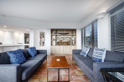 Tuscan Inspired Townhouse Minutes From The Beach - Airlie Beach Holiday 3