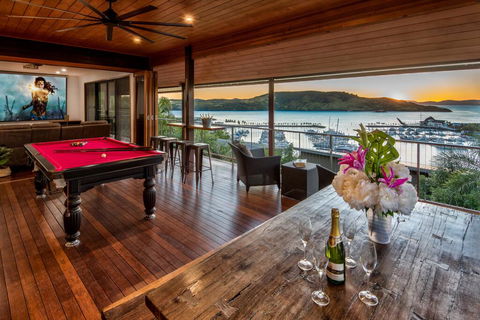 Uisce Luxury Holiday House With Jacuzzi Pool Table Cinema Premium Foxtel And Two Buggies - Airlie Beach Holiday 2