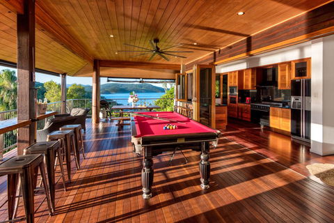 Uisce Luxury Holiday House With Jacuzzi Pool Table Cinema Premium Foxtel And Two Buggies - Airlie Beach Holiday 3