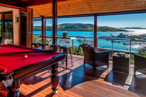Uisce Luxury Holiday House With Jacuzzi Pool Table Cinema Premium Foxtel And Two Buggies - Airlie Beach Holiday 0