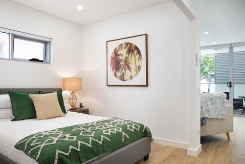Ultra Modern Studio Suite With Balcony Near Shops - Airlie Beach Holiday 0