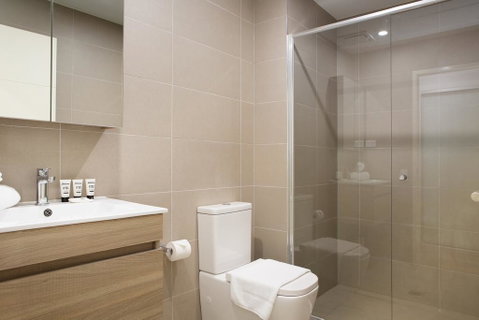 Ultra Modern Studio Suite With Balcony Near Shops - Airlie Beach Holiday 1