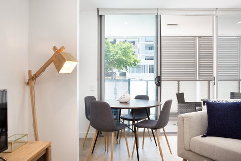 Ultra Modern Studio Suite With Balcony Near Shops - Airlie Beach Holiday 2