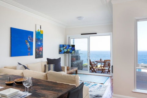 Unbelievable Clifftop Townhouse With Ocean Views - Airlie Beach Holiday 1