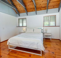 Unique Getaway 300m to Bribie Foreshore Bongaree - Airlie Beach Holiday