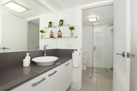 Unit 2 Point Break Apartments, 1-3 Point Arkwright, Linen Incl - Airlie Beach Holiday 3