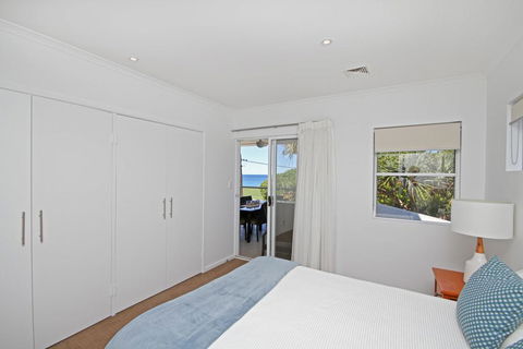 Unit 2, Beach Gallery, 9 Andrew Street Point Arkwright, 500 BOND, LINEN SUPPLIED - Airlie Beach Holiday 3