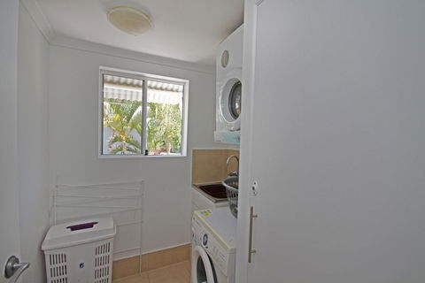Unit 2, Beach Gallery, 9 Andrew Street Point Arkwright, 500 BOND, LINEN SUPPLIED - Airlie Beach Holiday 2
