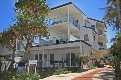 Unit 2, Beach Gallery, 9 Andrew Street Point Arkwright, 500 BOND, LINEN SUPPLIED - Airlie Beach Holiday 0