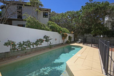 Unit 2, Beach Gallery, 9 Andrew Street Point Arkwright, 500 BOND, LINEN SUPPLIED - Airlie Beach Holiday 1