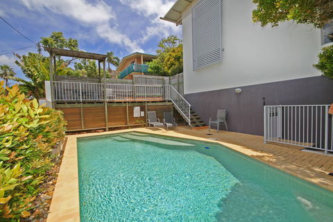 Unit 2, Sea Breeze Villas- 39 First Avenue Coolum - WIFI, 400 Bond - Airlie Beach Holiday 1