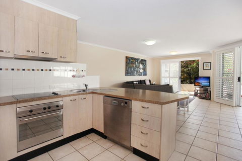 Unit 3, On The Park, 22 Frank Street Coolum Beach, 400 BOND, LINEN INCLUDED - Airlie Beach Holiday 2