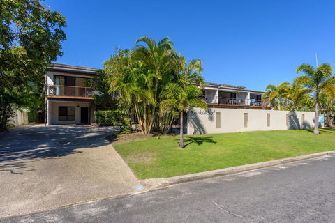 Unit 4 Rainbow Surf - Modern, Double Storey Townhouse With Large Shared Pool, Close To Beach And Shop - Airlie Beach Holiday 1