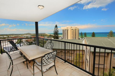 Unit 4, Beaumont Sur Mer, 13 - 15 Pacific Terrace Coolum Beach, 400 BOND, LINEN SUPPLIED - Airlie Beach Holiday 0