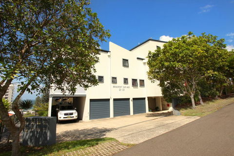 Unit 4, Beaumont Sur Mer, 13 - 15 Pacific Terrace Coolum Beach, 400 BOND, LINEN SUPPLIED - Airlie Beach Holiday 1